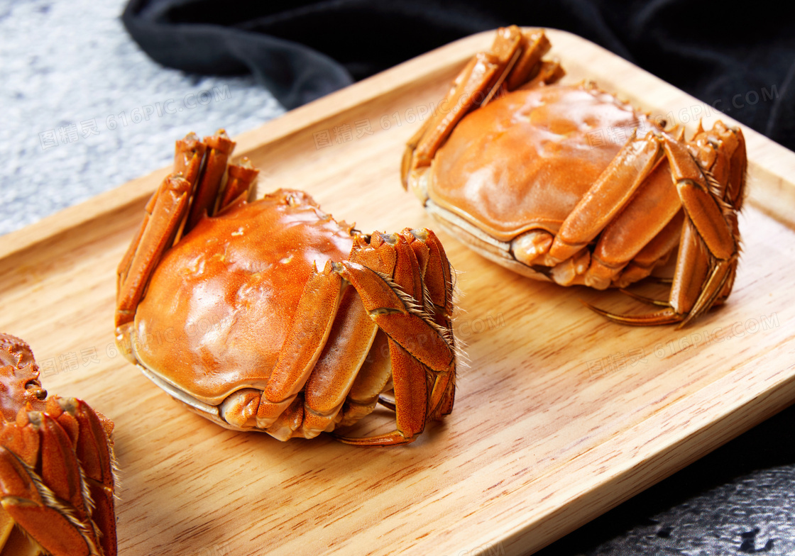 木托盘中的大闸蟹美食摄影图片