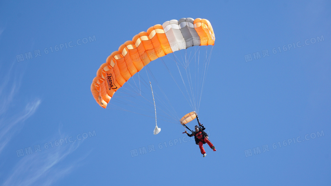 蓝天上滑翔伞运动人物摄影高清图片