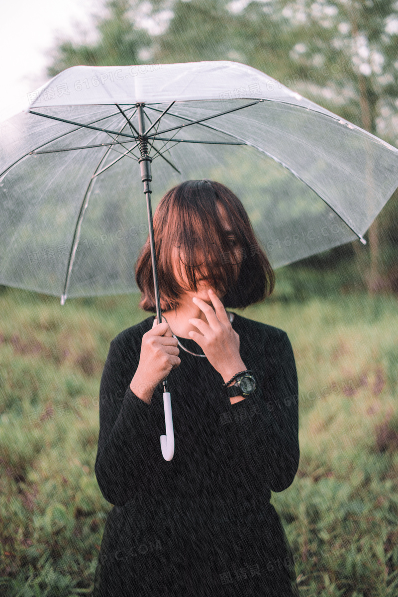 下雨天文艺风女生图片