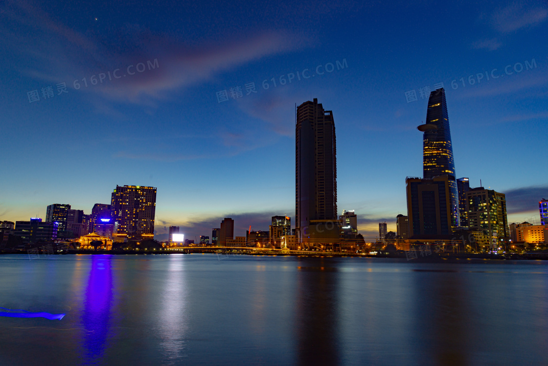 夜晚滨海城市建筑景观图片