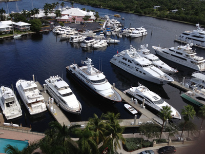 白色游艇靠岸图片