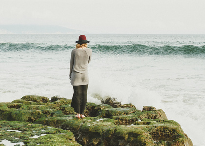 海邊非主流美女背影圖片