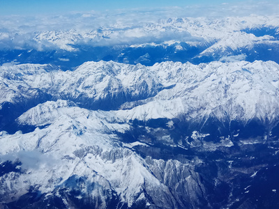 连绵的山峰叠嶂美景摄影图片