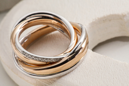 一对婚庆戒指近景特写摄影高清图片