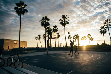 夕阳下的篮球图片