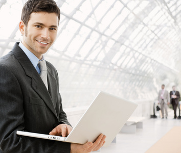 电脑前的开心职场人物摄影高清图片