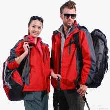 背包和红色的冲锋衣