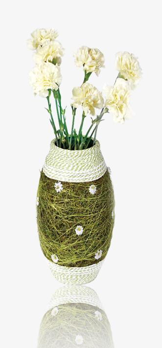 草编花瓶中的白色花朵