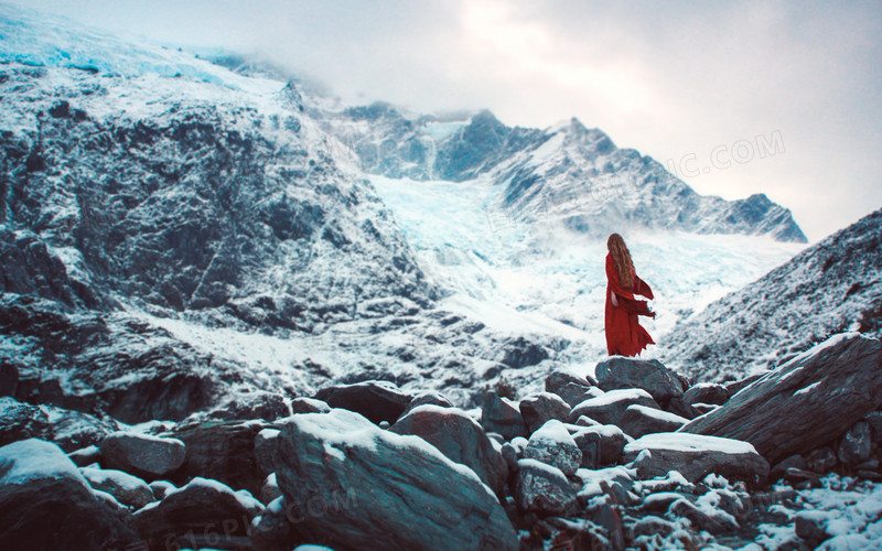 蓝色雪地山峰美女