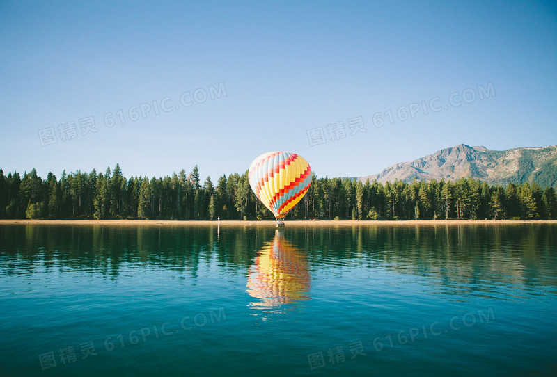 平静湖面的热气球海报背景