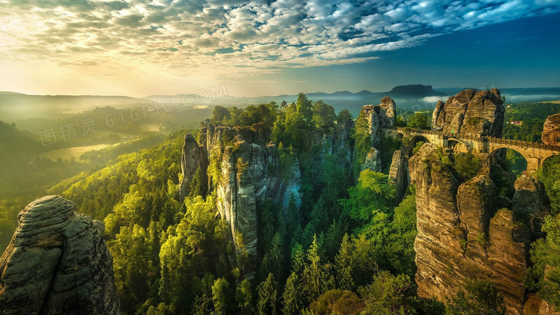 耸立的山峰树林海报背景