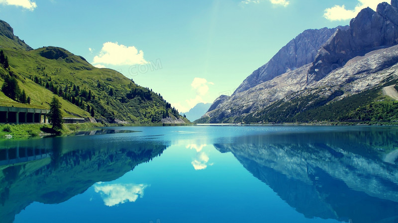 高清蓝天高山湖水背景