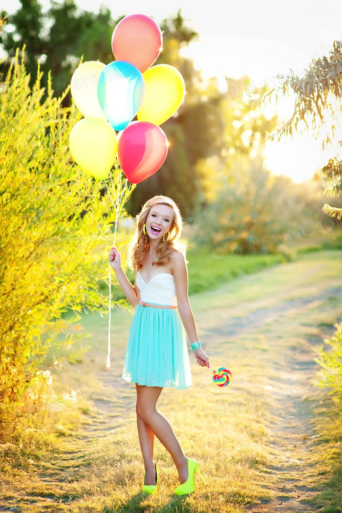 拿彩色气球的女孩海报背景