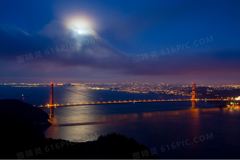 蓝色夜景月亮海面跨海大桥高清摄影