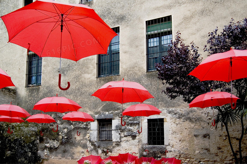 破旧公寓前的红色雨伞海报背景