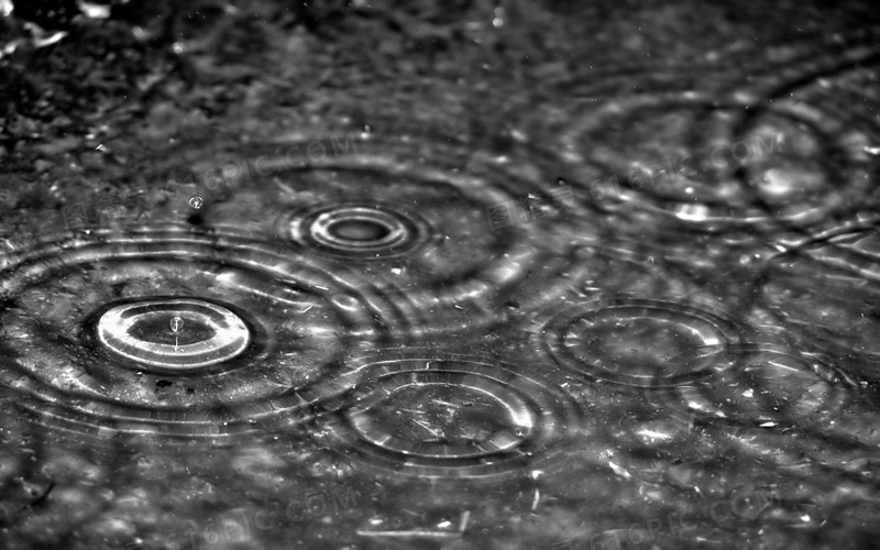 夏日雨滴水晕漩涡