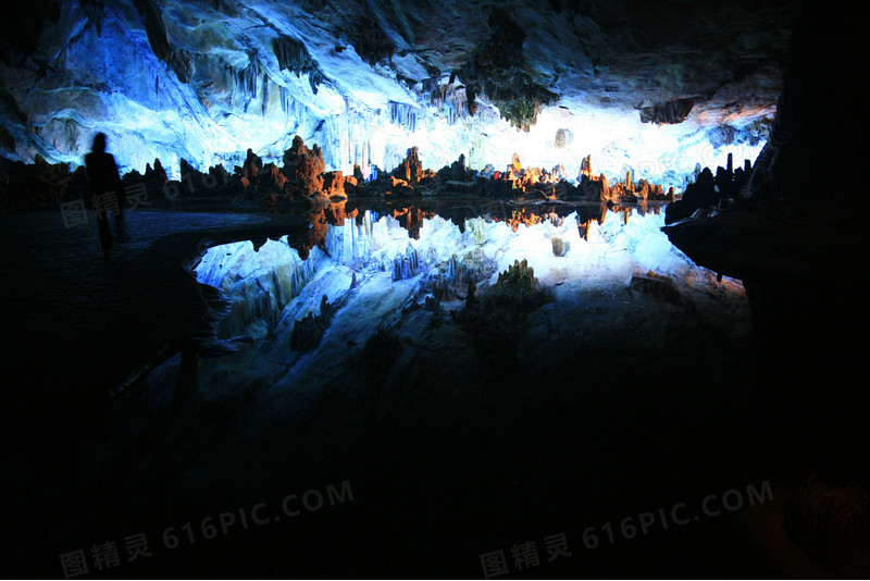 蓝色水面洞窟光线