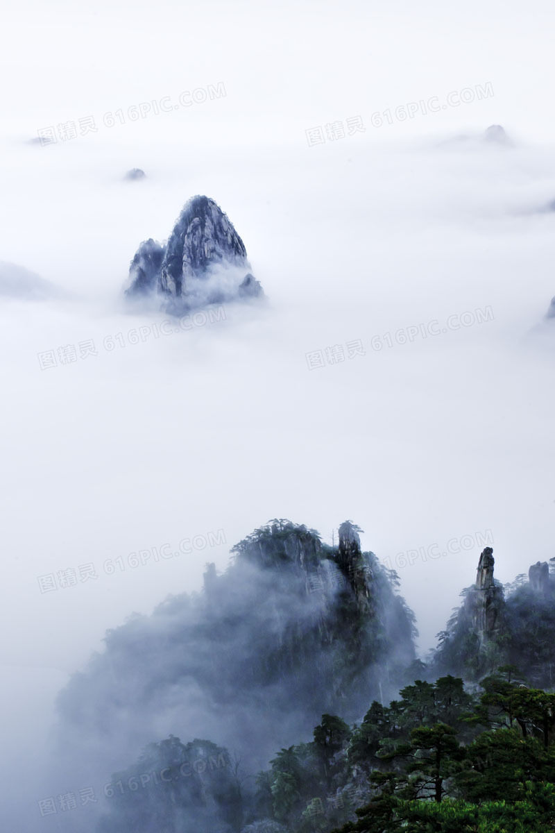 云海缭绕怪石嶙峋