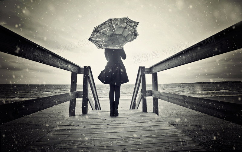 冬季海边木桥女人打伞背景海报背景图片免费下载