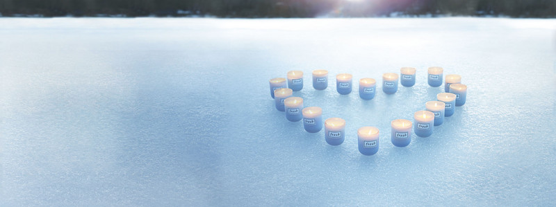 蓝色雪地爱心蜡烛