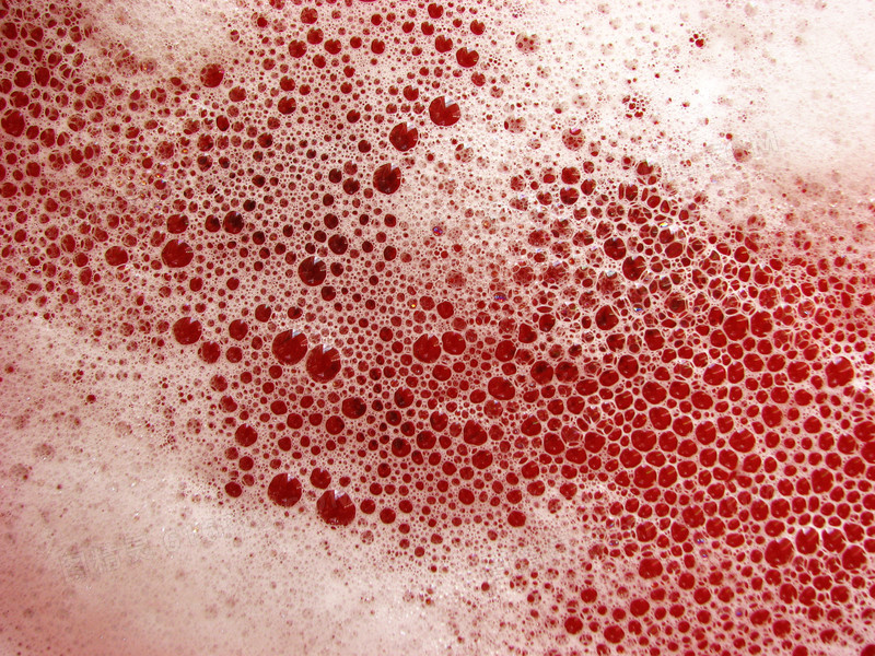 红色液体上的泡泡高清