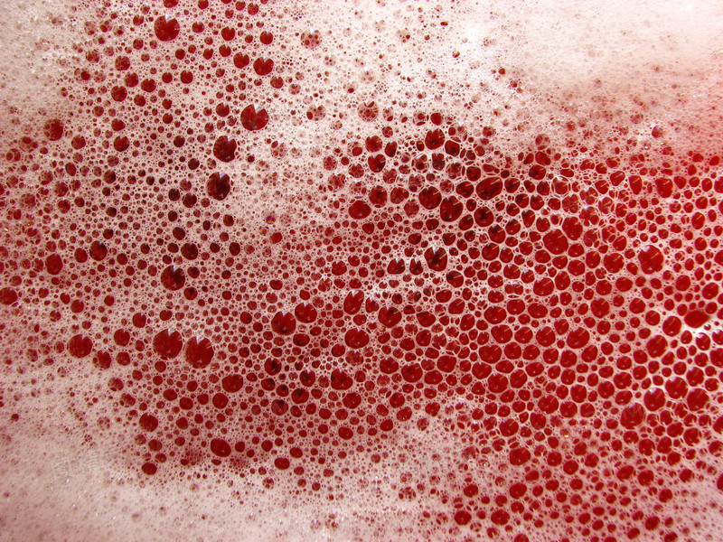 泡沫下的红色液体高清