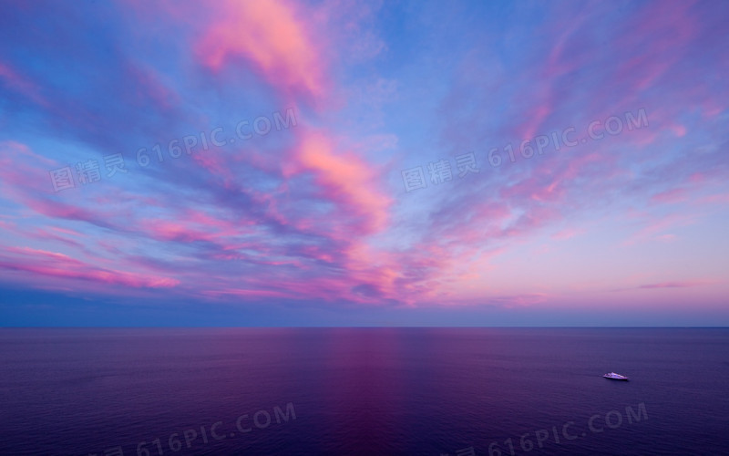 紫色云朵大海海报背景