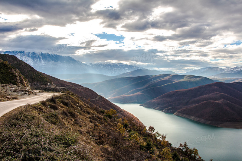 白云下山谷河水海报背景