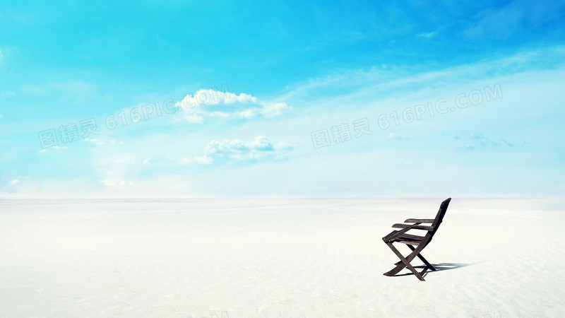 蓝天白云下的孤独躺椅