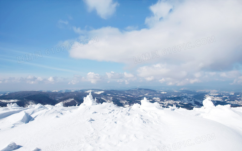 蓝天白云下的白雪