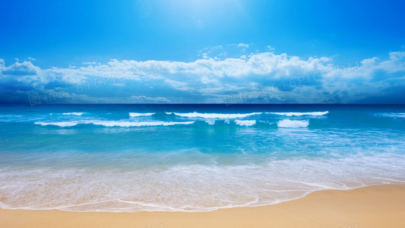 蓝色的天空与纯净的沙滩
