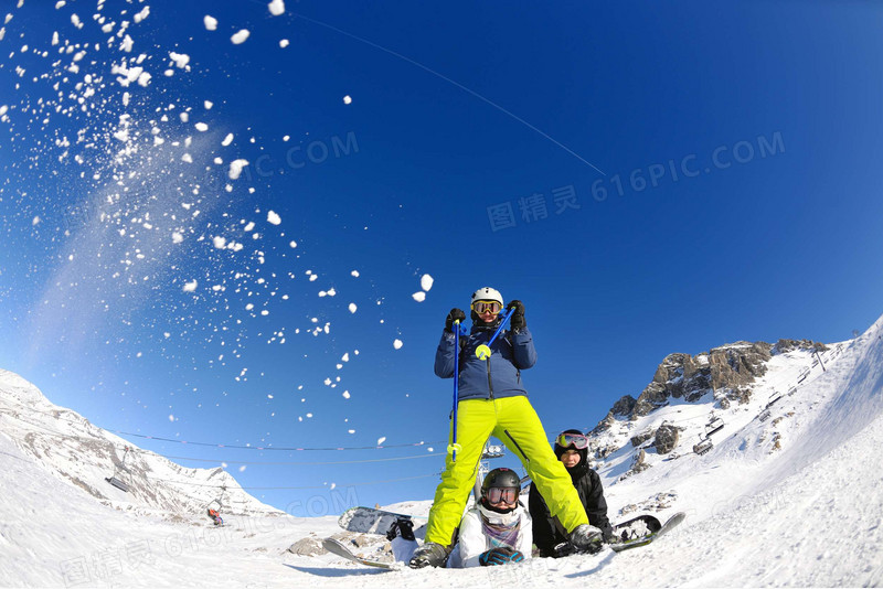 雪山滑雪者海报背景