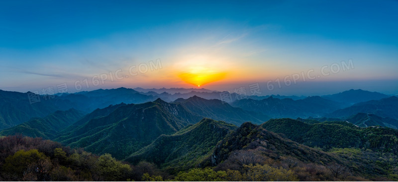 落日时光的高山山峰