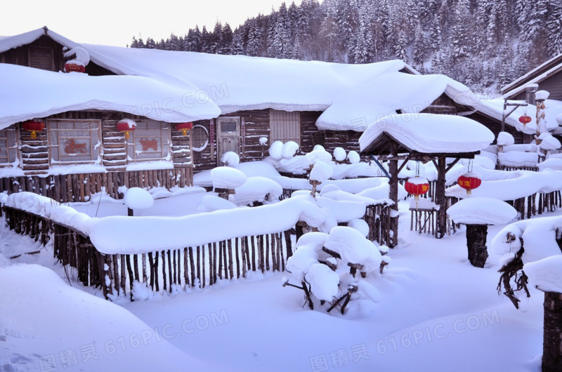 堆满雪的房屋