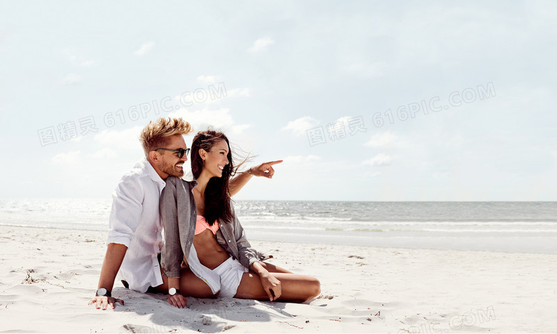 高清创意合成白色的沙滩情侣