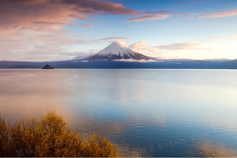 富士山旁的湖面海报背景