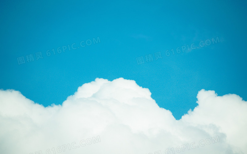 蓝色天空云朵清新简约壁纸