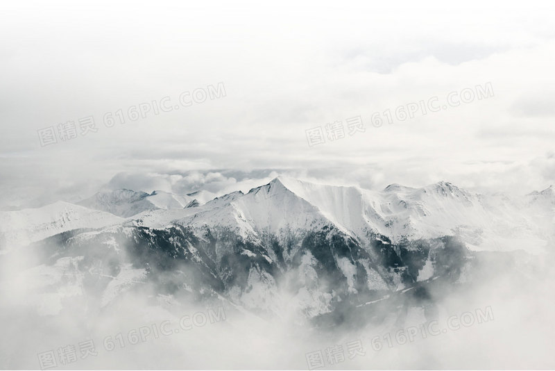 大雾滂沱的雪山山峰
