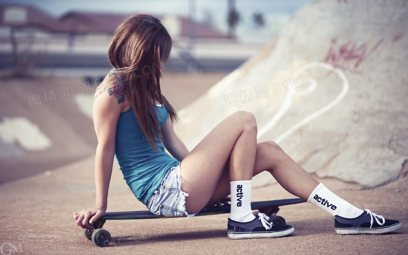 坐在滑板上的少女海报背景