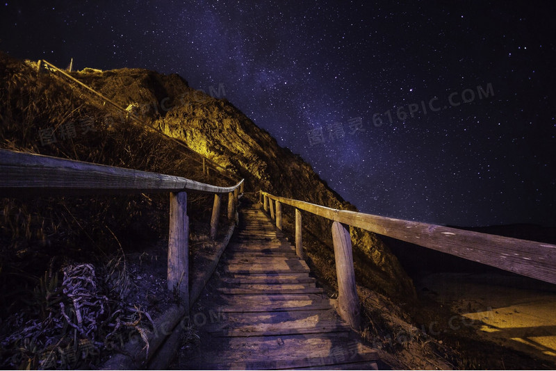 夜空下的山间木桥海报背景