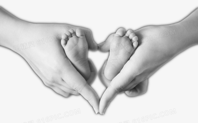 父母的大手握着婴儿的脚丫