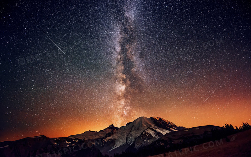 喷发火山流星夜空