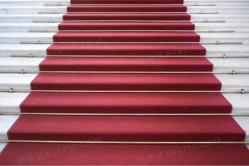 铺着红地毯的台阶