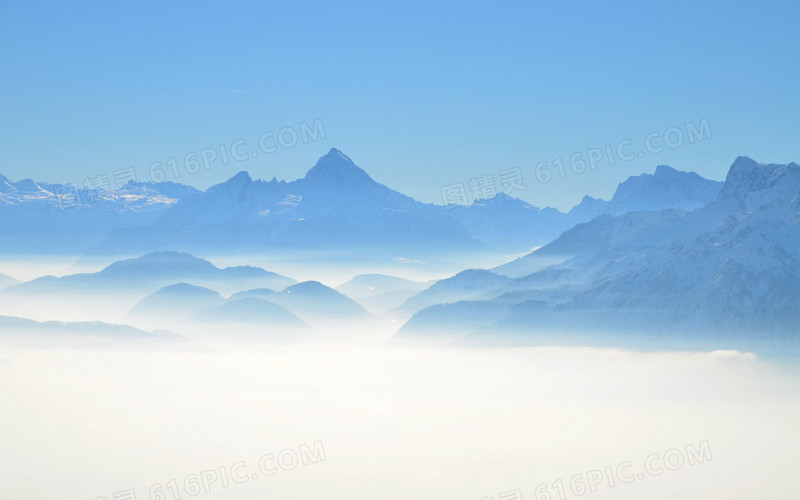 模糊的蓝天白云雾山峰