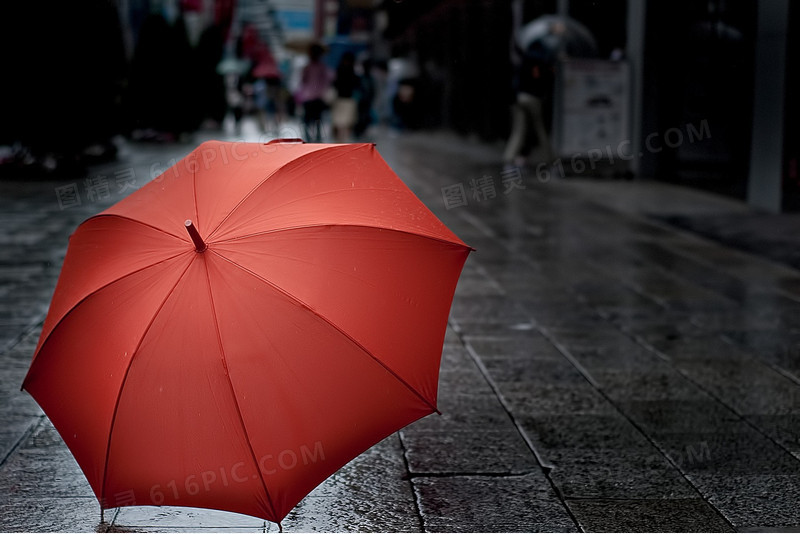 灰色街道上的红伞
