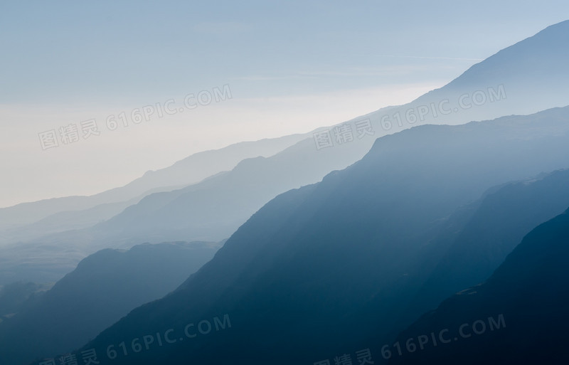 迷雾中的蓝色山峦