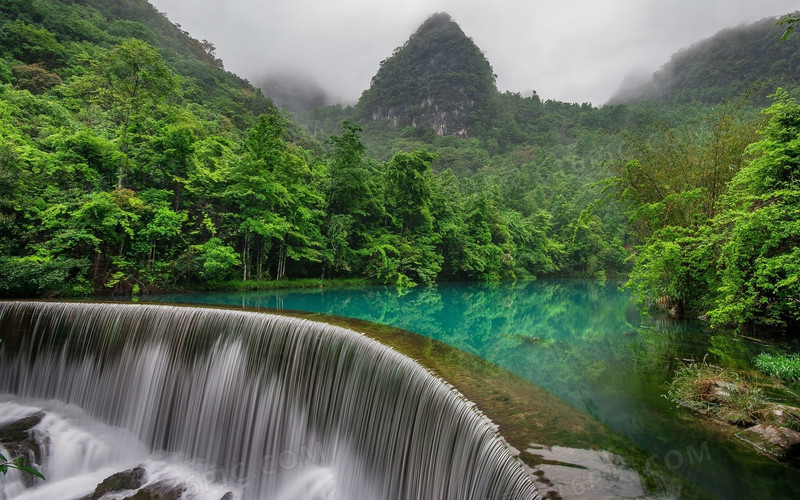 雾云密布下的绿山峰