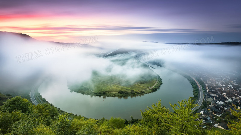 薄雾湖面绿树乡村