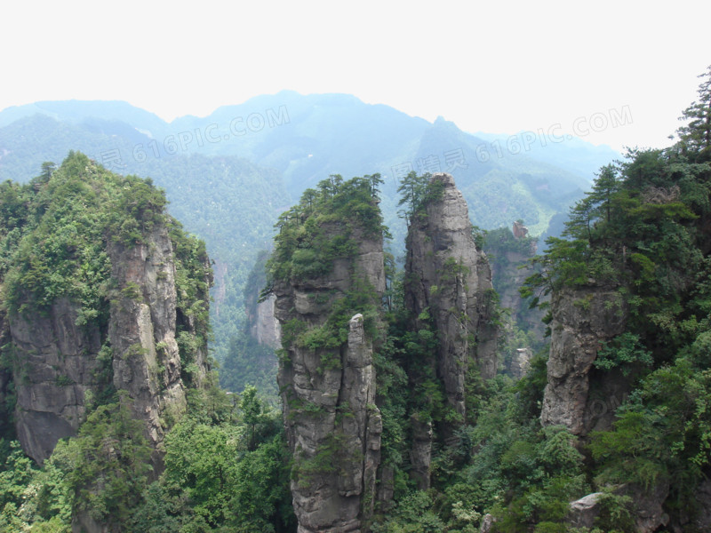 清晨朝气的山峰