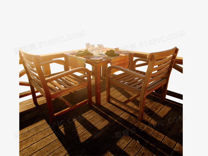 阳光照射下的桌子椅子